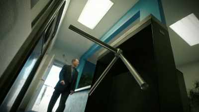 When Leonardo walks
into the building, - History's Greatest Heists with Pierce Brosnan