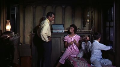When the fish comes the bell rings and announces his arrival - Houseboat