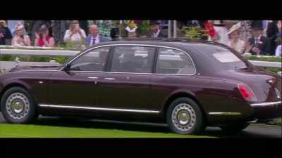 When the Queen
arrived into the paddock, - Horsepower