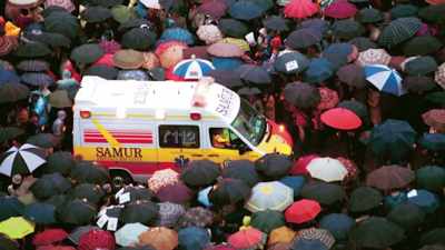 Whenever
an ambulance passed, people would clap. - 11M: Terror in Madrid