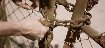 - Where are you going now?
- Fucking berk wants his key back. - Frayed