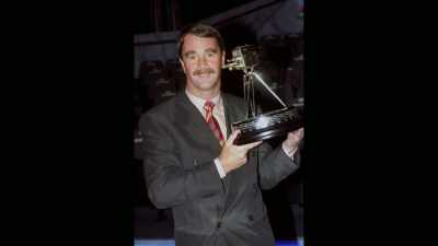 Where everyone,
in their tens of thousands, - Williams & Mansell: Red 5