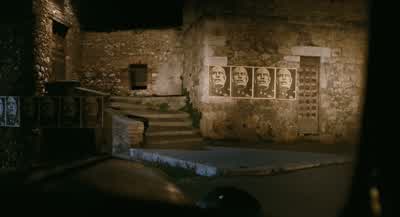 - Where is this house?- Turn left. - Life Is Beautiful