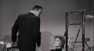 -Where'’s Klenk.
-I don'’t know. - The Man from the Diners' Club