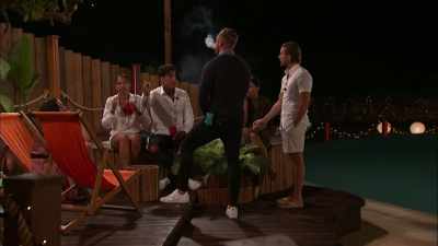 Where is Scott?
Scott is not
sat on his head - Love Island