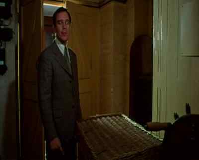 Where would I hide
if I were an escaped homicidal maniac - The Cat and the Canary