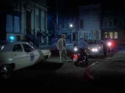 - Where'd he go?
- We didn't see anyone, - The Night Strangler