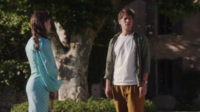 - Where's Alfie going?
- Looks like you lost your lunch date. - Emily in Paris