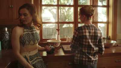 - Where's my drink?
- Uh, here. - Snapshots
