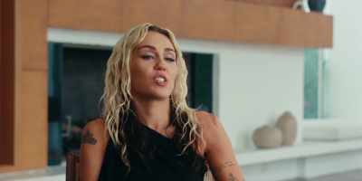 Whether that's visually with my hair,
with my looks, - Miley Cyrus - Endless Summer Vacation (Backyard Sessions)