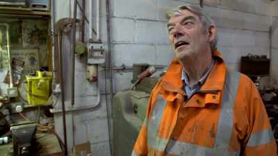 Which is putting down
the bedding compound - Great Rail Restorations with Peter Snow