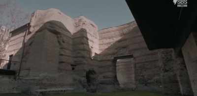 While alternating layers of brick
and limestone looks decorative today, - Roman Megastructures