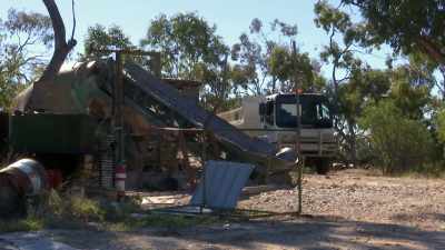 While Mick parks up Megatron,
Pete has the last - Outback Opal Hunters