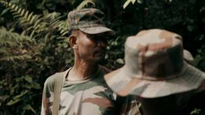 WHILE OUR ARMED GUARDS
LOOK OUT FOR TROUBLE, - Expedition Mungo