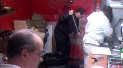 While Peter cleans up
the mess on the floor... - Kitchen Nightmares
