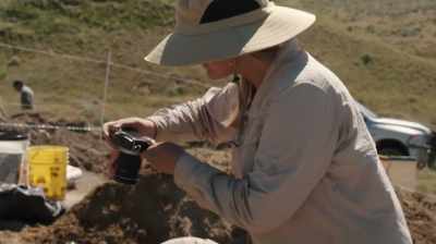 WHILE PROSPECTOR NATE
CONTINUES THE HUNT - Dino Hunters
