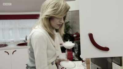 While the arrival of the microwave in the '80s - Back in Time for Dinner