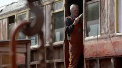 While the bogies
are being checked, - Great Rail Restorations with Peter Snow