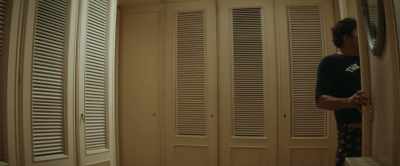 [whispering] Come on!
Measure your clothes in the closets. - Da grandi