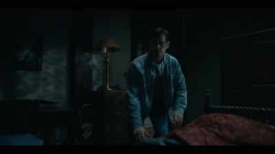 [whispering] Get up. - The Haunting of Hill House