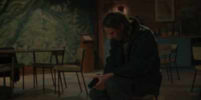 [whispering]
I need you to turn out the lights. - No Exit