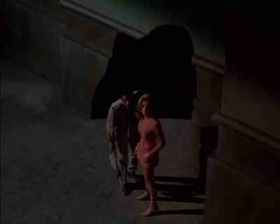 [ Whispering ]
They're not in there. - Land of the Giants