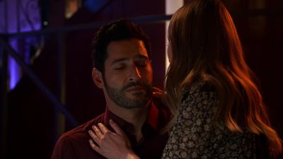 [whispering] You can't see me. - Lucifer
