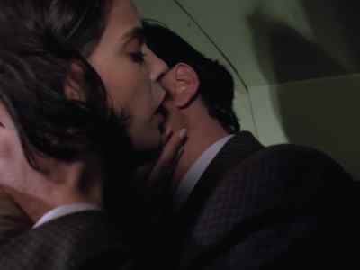 [whispering]
You take the one on the left. - Lois & Clark: The New Adventures of Superman