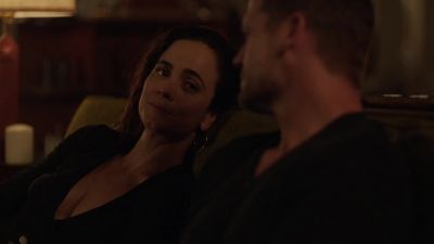 (whispers)
Come here. - Queen of the South