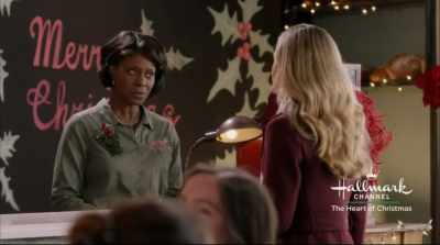 - [WHISPERS] Violet!
- Listen, if you don't go sit with him, - Christmas in Love
