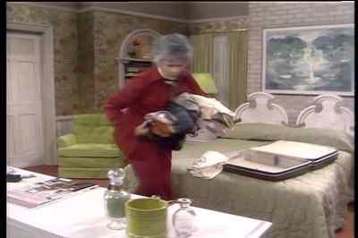 ♪ Whistle while you work ♪ - Maude