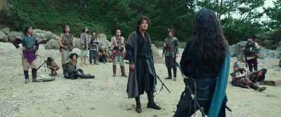 -Who are you calling quartermaster?
-Look what you did to them. - The Pirates: The Last Royal Treasure