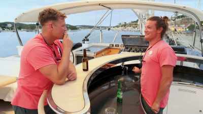 - Who?
- Ashley. - Below Deck Sailing Yacht