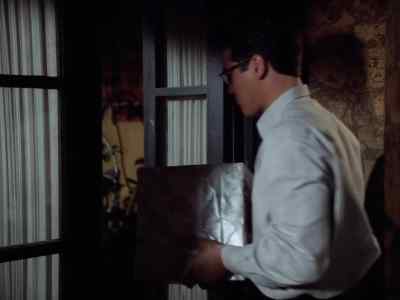 - Who brought that?
- I don't know. - Lois & Clark: The New Adventures of Superman