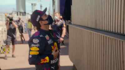 Who do I need to speak to about the suit?
Because it's huge. - Formula 1: Drive to Survive