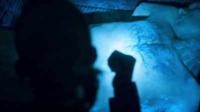 - Who found him?
- A Tunnelman, doing maintenance. - Snowpiercer