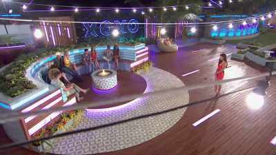 ♪ WHO IS THAT COMING DOWN THE
ROAD ♪ - Love Island