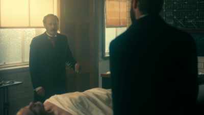 -WHO?
-MISS SCARLET. SHE'S CAUSING
A COMMOTION OUTSIDE, - Miss Scarlet and the Duke