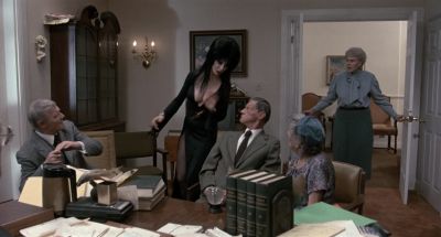 Who shot the couch - Elvira: Mistress of the Dark