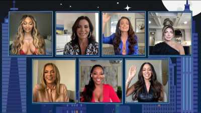 Who texted, uh--
[laughing] - The Real Housewives Ultimate Girls Trip