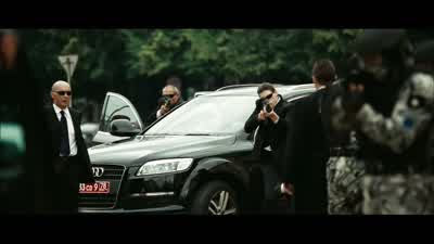 - Who the hell are you? - Hitman