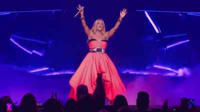 -Who wants a shot?
-Oh, my God. [ Laughs ] - Carrie Underwood: Reflection