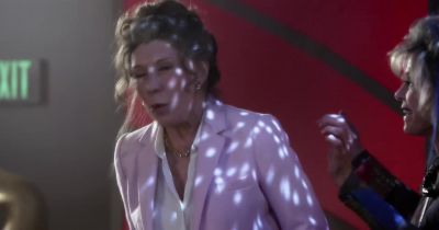 - Whoa! Don't bump me!
- Maybe you just don't have any rhythm. - Grace and Frankie