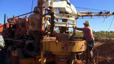 Whoa! Greg, watch out. - Outback Opal Hunters
