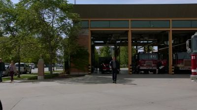 - Whoa, that looks so cool.
- I know. Right, Lyla? - Chicago Fire