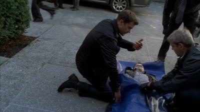 Whoa, whoa, hold on.
I need to look at that body. - Fringe