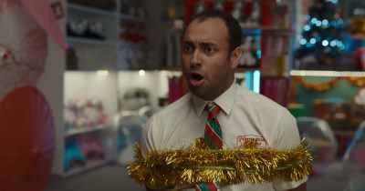 - Whoa, whoa! No, let her go!
- Mr Harrington! - Christmas Ransom