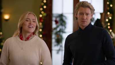 - Whoo!
- Oh! Okay, one-nothing. - Christmas on Windmill Way
