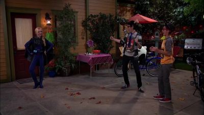 Who's at the door? - Liv and Maddie