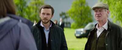 - Who's Howard?
- Howard Davies. Helps me run our syndicate. - Dream Horse